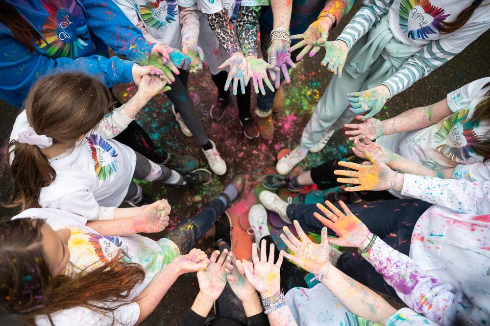 Beth running a Holi Powder session